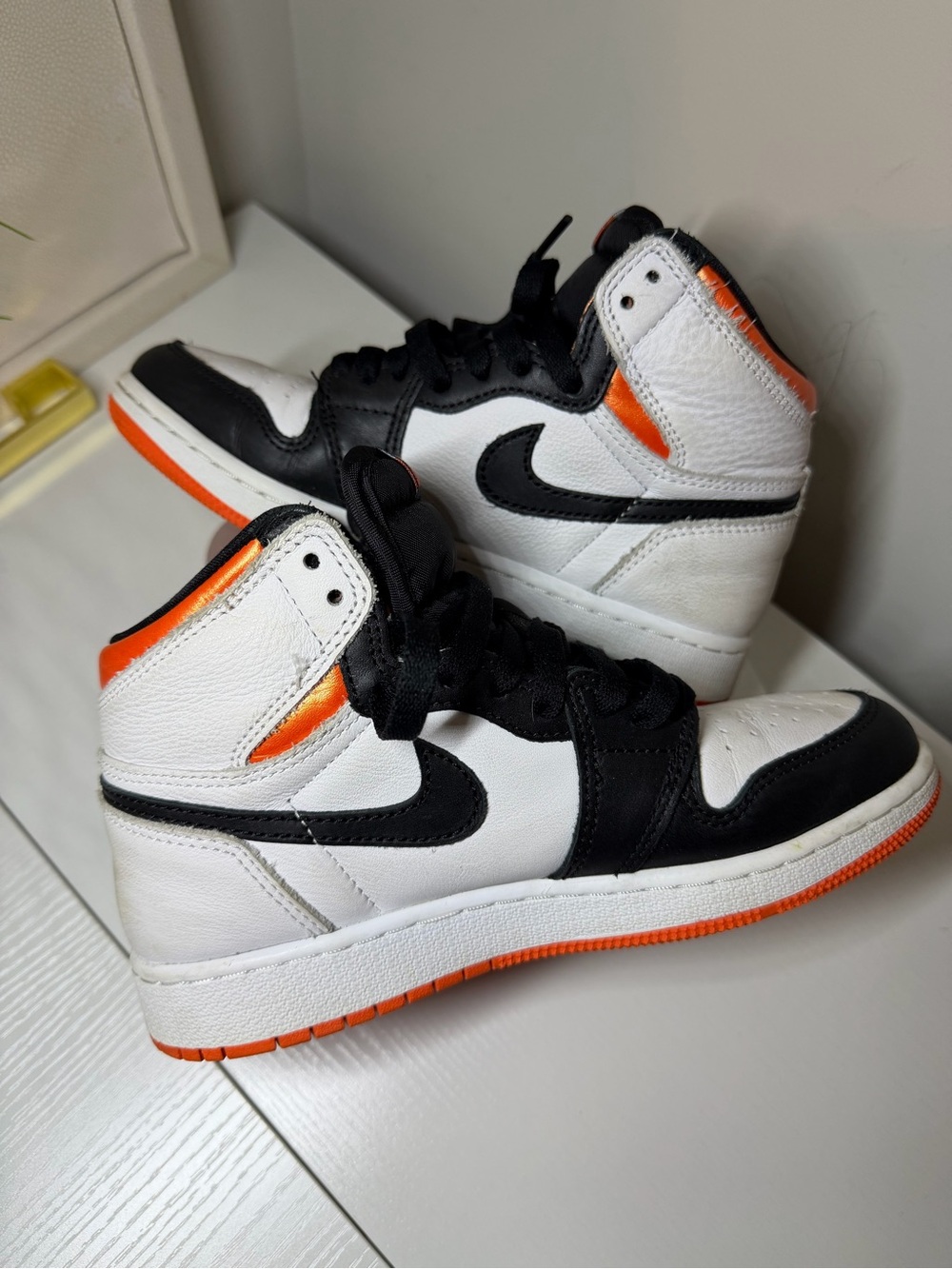 Air Jordan 1 Retro High OG "Electro Orange" 4Y
